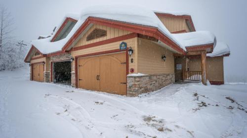 Big White Ski Resort Apartment | Mountain Time - Spacious w Private Hot Tub and an Amazing View