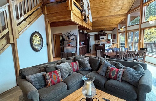 Angel Fire Cabin | Mountain Top 4-bedroom Lodge near Angel Fire with WiFi