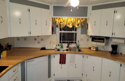 Speedwell House | Mountain View! Close to Lake and trails