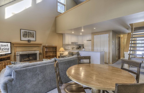 Overlook Park Condo | Mountain View Lodge Condo #14 4 SHARC PASSES! Golf Course Views!