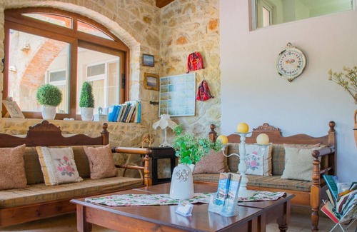 Thronos Bed & Breakfast | Mountain View Rooms for 19 people