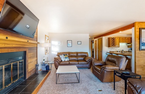 Wildernest Condo | Mountain view ski condo with gas fireplace, pool, & hot tub - washer/dryer access