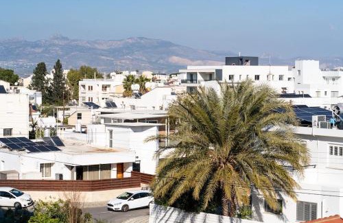 Ayios Dhometios Apartment | Mountain View Suite