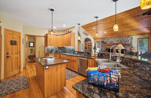 Keystone House | Mountain Views/Hot Tub/Gourmet Kitchen/BBQ