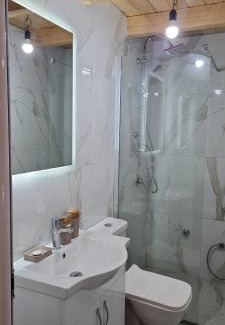 Shale House | Mountain Vista Guesthouse Shkafi