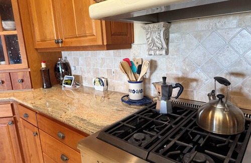 Catalina Foothills Estates Villa | Mountains Everywhere +hot tub +bbq +firepit +games +western movies