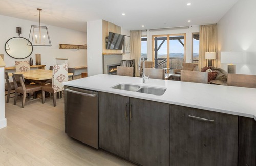 Ludlow Condo | Mountainside Luxury 2-Level Condo at Okemo. Ski-In/Out.