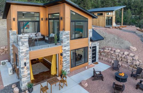Glendale House | Mountainside Retreat Climbing Wall Zion Bryce 3BR Stargazing Firepit EV