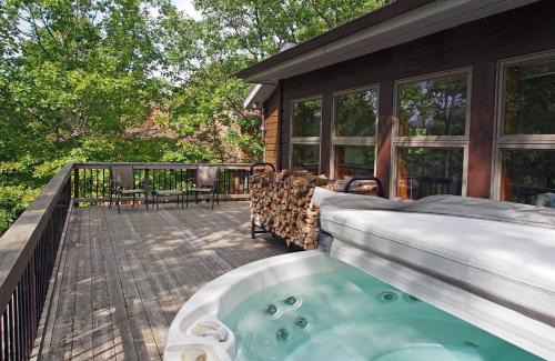 Hunter House | Mountaintop Lookout with Hot Tub under the Stars