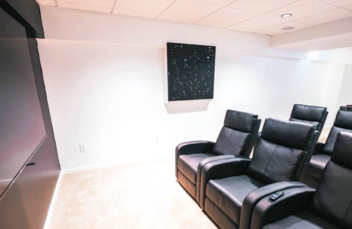 Lima House | Movie Room, Fire Pit, & Fully-Equipped Kitchen