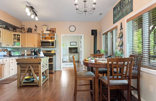Laurel Ridge Apartment | Mt. Admirals Retreat ~ Mountain-LakeViews,HotTub-FirePit-Hiking-Biking-HypoDogs