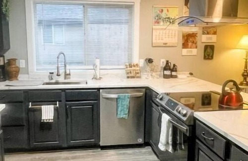 Mount Hood Village Bed & Breakfast | Mt Hood Cabin - Pool, Arcade Games, River Access