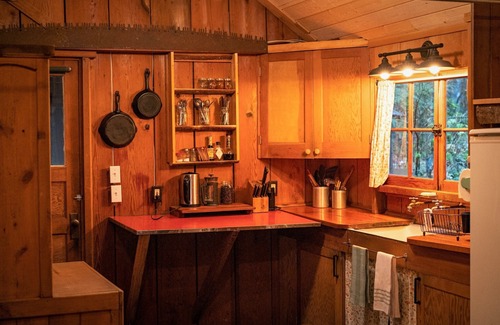 Brightwood Cabin | Mt Hood’s historic Cedarwood Cabin