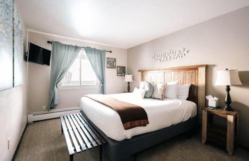 Copper Mountain Village House | MTN View - Close to Lifts - Heated Pool - Copper