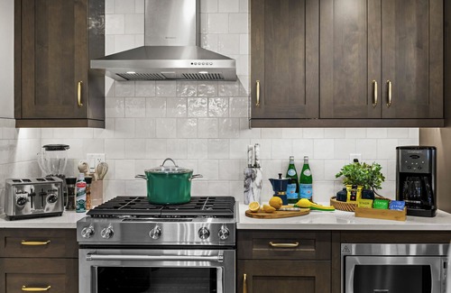 Canmore Condo | MTN View Luxury at "The Nest at Canmore" - HTub | Walk DTN | A/C | Parking | BBQ