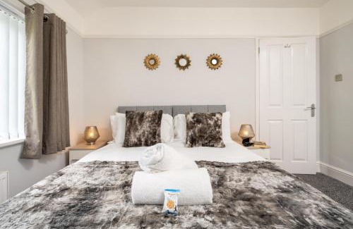 Shirley House | Mulberry House - Luxurious and Modern 4-Bed in Solihull near NEC,JLR, Airport, Resorts World, HS2