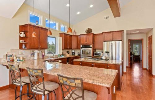 Mountain View Estates House | Mule Meadows - Classy Split level South Tahoe home