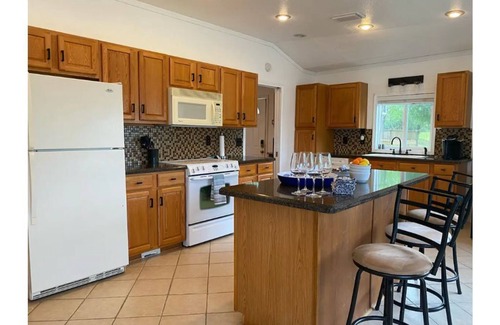 Franklin House | Multi-home Lakefront Retreat- kayaks, fire pit, yard games, hot tub
