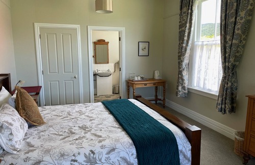 Manapouri Bed & Breakfast | Murrell's Grand View House