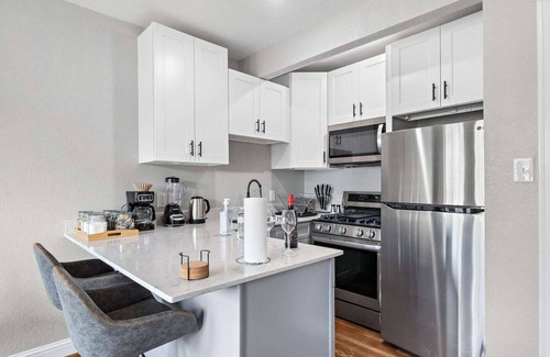 MacGregor Apartment | Museums Med Center Flat | Games WiFi Fire Pit BBQ