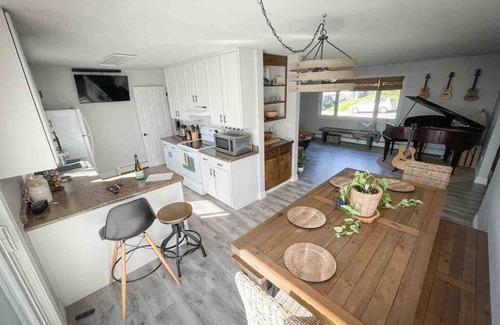 Dartmouth House | Musician's East Coast Bungalow - 10 mins to Downtown