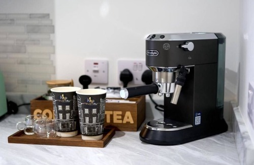 Hatfield Apartment | MusicVibes Apartment CITY CENTRE,PRIVATE PARKING,NETFLIX,WIFI PINBALL MACHINE