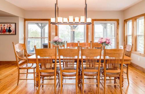 Gravenhurst House | Muskoka Lakeshore Cottage Bliss