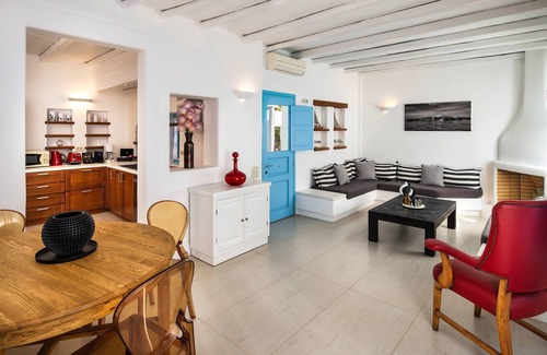 Kamari Villa | My Rental Homes - Villa Tramountana with pool and large outdoor spaces with BBQ