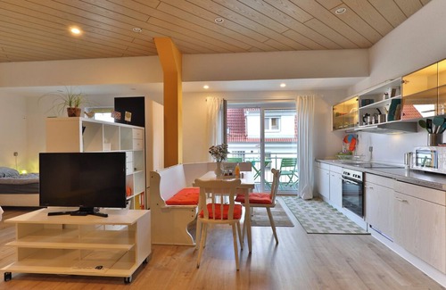 Neckarhausen Apartment | Nürtingen: spacious loft-style apartment between orchards and Neckar