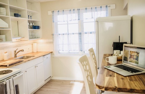 City Centre House | n"Sunlit Serenity Awaits at Sunflower Cottage: Your Perfect Family Getaway!"