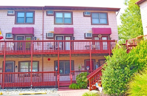 Caine Woods House | Nanticoke Square 207B townhouse