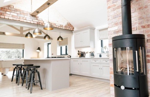 Nantwich House | Nantwich Barn, Three-Bedroom Barn with hot tub & pool table