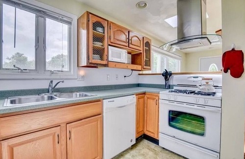 Narragansett House | Narragansett Beach Cottage 900ft from the Beach!