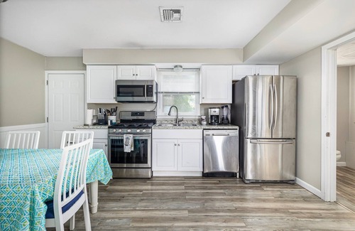Eastward Look House | Narragansett Home - Walk to Beach