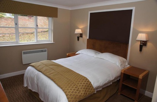 Loddington Hotel | Narrowboat at Weedon