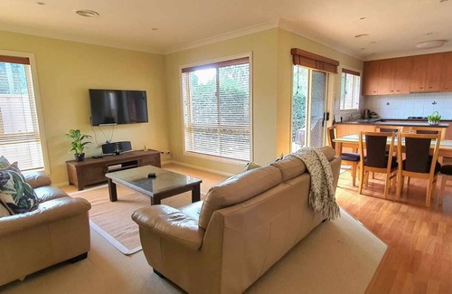 Albury House | Nathan Avenue Villa- comfortable, affordable townhouse with double garage - Three bedroom stylish townhouse with two queens, two singles and a trundle