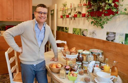 Les Poulettes Bed & Breakfast | NATURALBNB - Chambres d'hôtes bios, éthiques - Au calme, confort dans résidence fermée - PARKING GRATUIT, SECURISE - Garage vélos et motos - OFFERT SUPER PETIT DEJEUNER local et bio sucré salé
