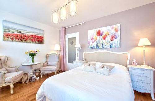 Les Poulettes Bed & Breakfast | NATURALBNB - Chambres d'hôtes bios, éthiques - Au calme, confort dans résidence fermée - PARKING GRATUIT, SECURISE - Garage vélos et motos - OFFERT SUPER PETIT DEJEUNER local et bio sucré salé