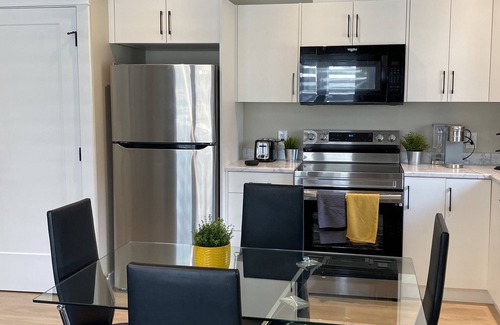 Langford House | Nature at your footsteps in cozy 1 bedroom suite on the Westcoast.