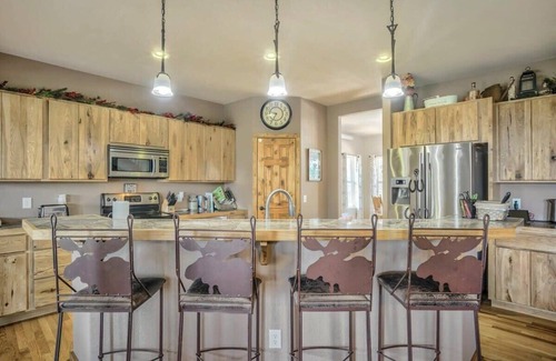 Peyton House | Nature's Oasis, 4BD Ranch Retreat, Hot tub!
