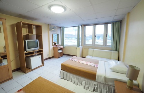 Ban Lam Rua Taek Hotel | Navanakorn Golden View