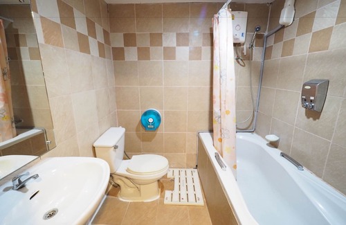 Ban Lam Rua Taek Hotel | Navanakorn Golden View