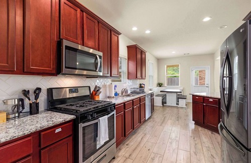 Baytown House | Navigate Stays Family Fun HQ Near It All - Sleeps 10