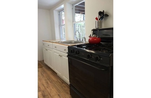 Forest Hills Apartment | nBig and Comfy in Forest HillsCleveland Park by the Metro & Zoo! King Size Bed!
