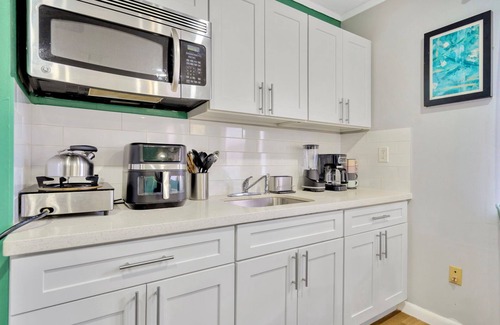 Seffner Community Alliance House | nColorful & Comfy Retreat: Close to Tampa ~ Parking