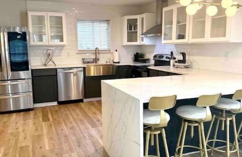 Harwood Lane House | Near airport&major highways. Comfort& convenience.