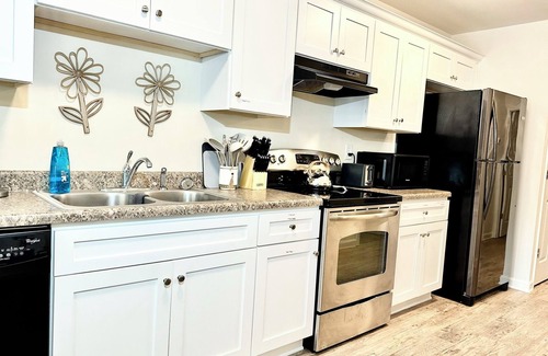Lincolnton Apartment | Near Atrium & town, King/Queen/Pullout, NO stairs