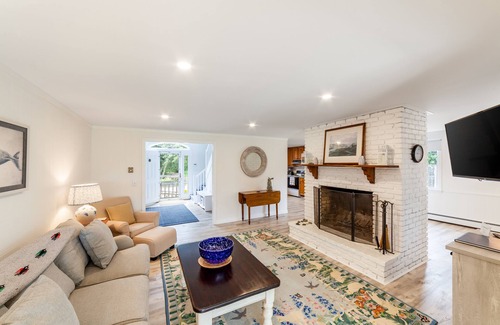 Katama House | NEAR BEACH, AIR CONDITIONED, 6 BEDROOMS, SLEEPS 9, 3.5 BATHS FERRY TICKETS AVAIL