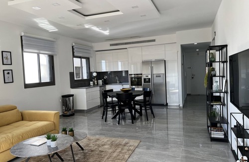 Tel Aviv Promenade Apartment | Near Beach & Market Beautiful 4 Bedroom Apartment