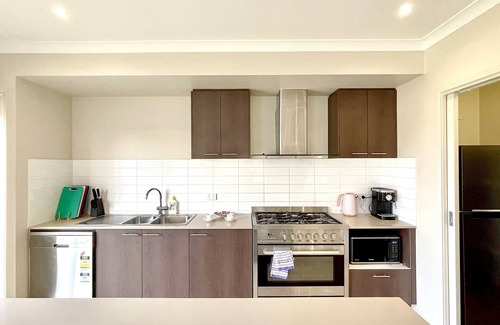 Point Cook House | Near Beach/Pool Table/Baby Cot/Smart TV with Netflix/Saltwater Coast